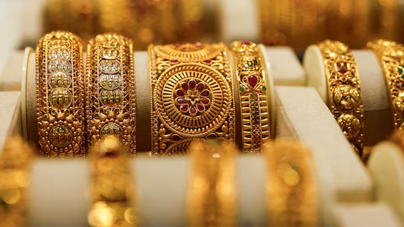 ১২ ঘণ্টা না যেতেই বাজুসের ডিগবাজি: স্বর্ণের দামে রেকর্ড উচ্চতা