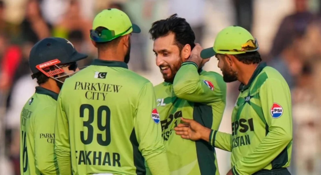 কৌশলগত অবস্থান না কি হার মানা? বয়কট হুমকির মাঝেই দল ঘোষণা করল পাকিস্তান