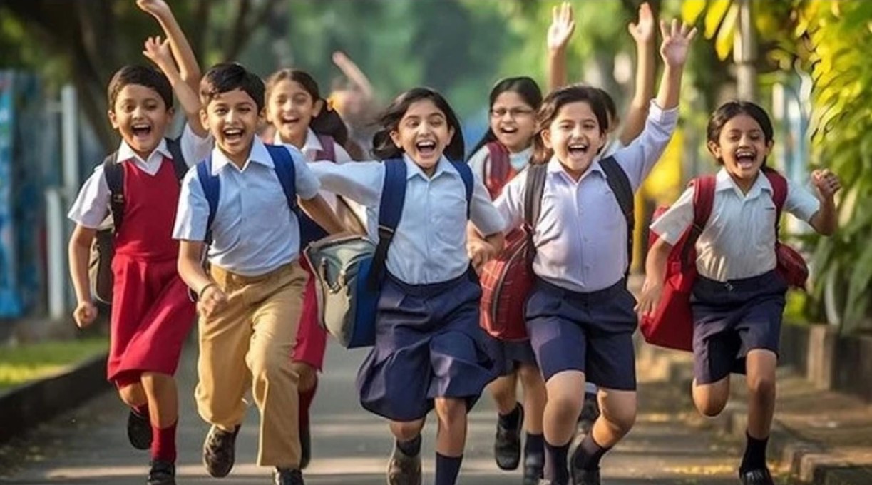 ক্যালেন্ডারে লাল কালির বড় দাগ: ভোটের ডামাডোলে লম্বা ছুটিতে যাচ্ছে শিক্ষার্থীরা