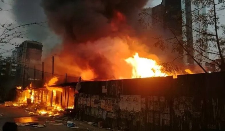 উত্তরা ১১ নম্বর সেক্টরের কাঁচাবাজারে ভয়াবহ আগুন