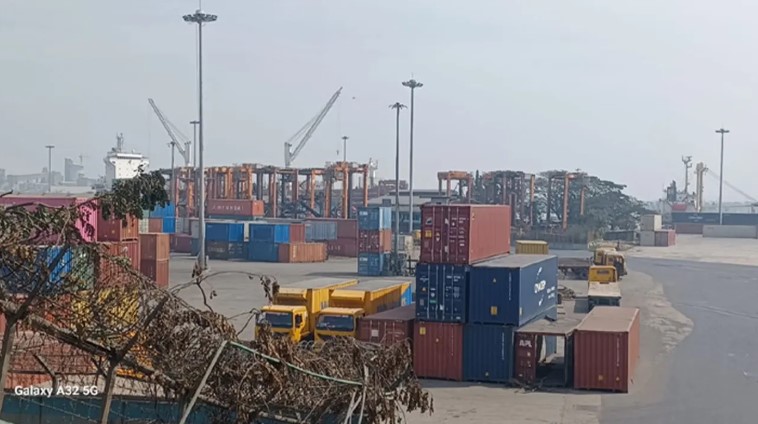 ফের উত্তপ্ত চট্টগ্রাম বন্দর: থমকে গেছে পণ্য পরিবহন