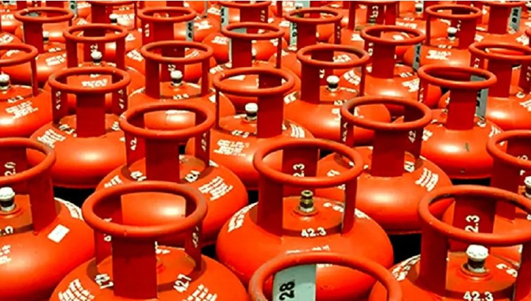 ফেব্রুয়ারিতে এলপিজির নতুন ধাক্কা: আজ সন্ধ্যা থেকে কার্যকর হচ্ছে বাড়তি দাম