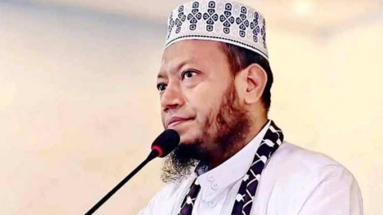 নির্বাচনের মুখে সাইবার যুদ্ধ! মুফতি আমির হামজার ফেসবুক পেজ গায়েব