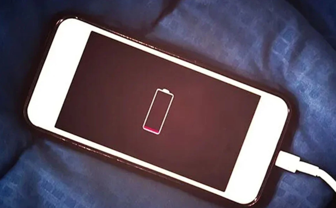 স্মার্টফোনের ব্যাটারি দ্রুত ফুরিয়ে যাচ্ছে? বন্ধ করুন এই ৫টি ফিচার