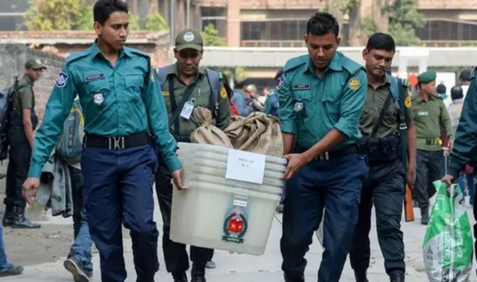 খুলনায় ৬৭ শতাংশ কেন্দ্রই ঝুঁকিপূর্ণ: নিরাপত্তার চাদরে ঢাকা পুরো জেলা
