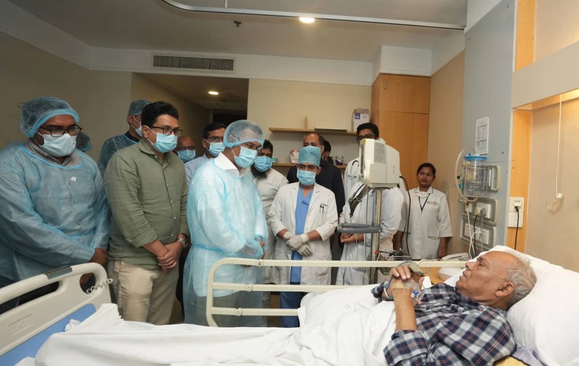 অসুস্থ রিজভীকে দেখতে হাসপাতালে তারেক রহমান