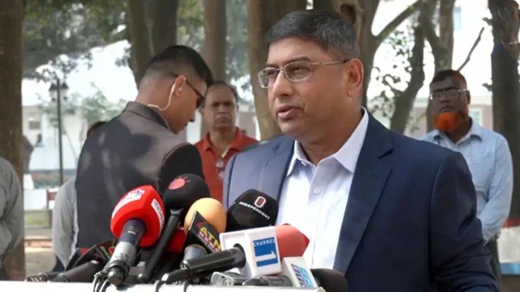 নিশ্চিন্তে কেন্দ্রে আসুন, পরিবেশ আমাদের নিয়ন্ত্রণে: সেনাপ্রধান