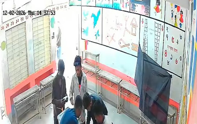 ৫ তরুণের বেপরোয়া সিল: ভালুকায় জালিয়াতির ভিডিও ফাঁস!