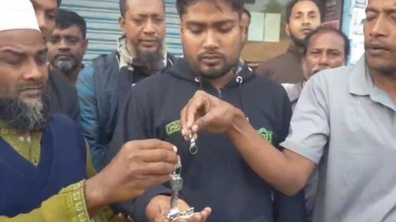 কালিগঞ্জের ফতেপুরে দখলমুক্ত হল দুই দোকান, মালিক পরিবারের হাতে চাবি