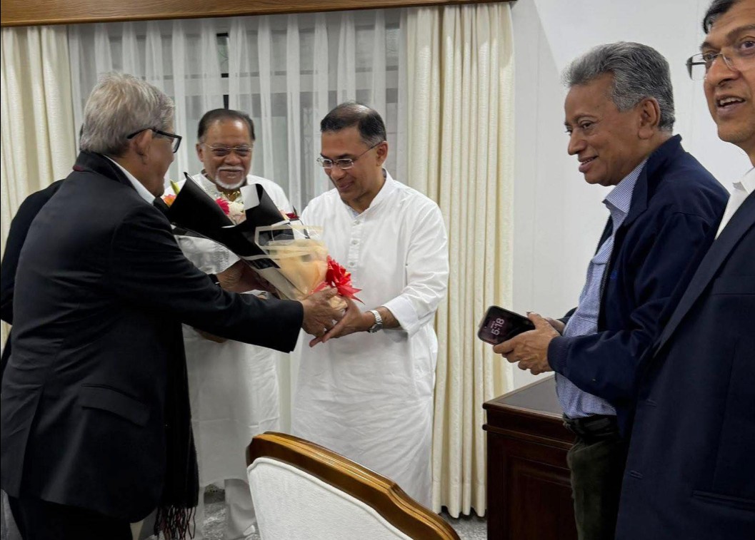 নিরঙ্কুশ জয়ের পরে তারেক রহমানকে গুলশান কার্যালয়ে ফুলেল শুভেচ্ছা 