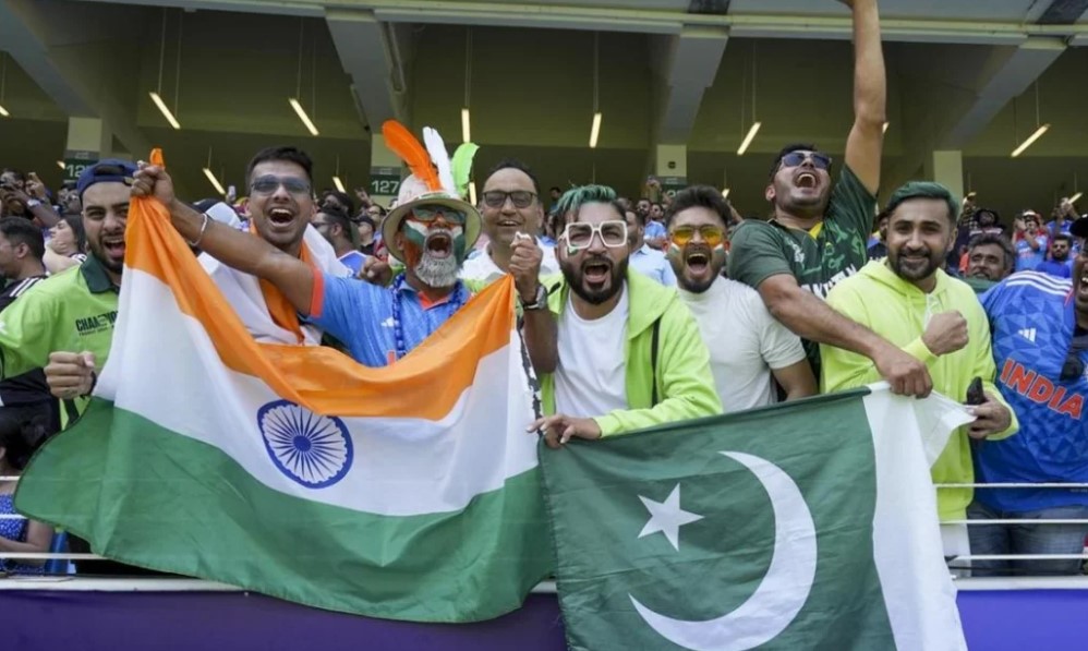 কলম্বোর আকাশে যুদ্ধের দামামা: ভারত-পাকিস্তান ম্যাচের টিকিট এখন সোনার হরিণ!