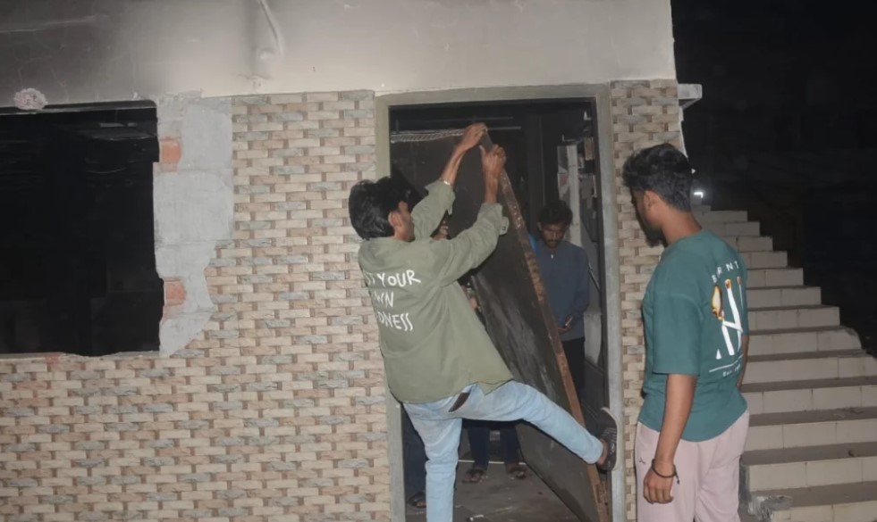 খুলনায় খুলল আওয়ামী লীগ অফিস: জানাজানি হতেই রণক্ষেত্র শঙ্খ মার্কেট