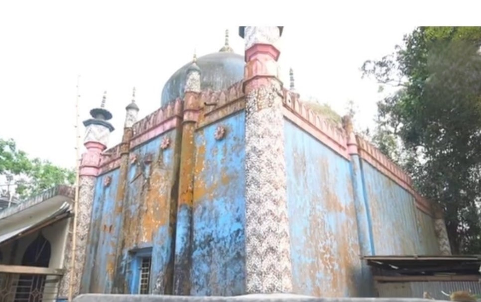 কুমিল্লা  চান্দিনার নজর কাড়ছে তিন গম্বুজ মসজিদ