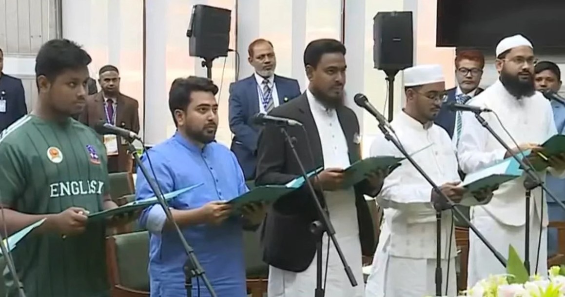 সেই ‘১০ নম্বর জার্সি’ পরে সংসদে শপথ নিলেন হাসনাত আব্দুল্লাহ