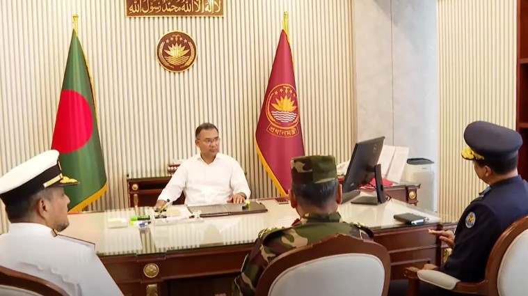 প্রধানমন্ত্রী তারেক রহমানের সঙ্গে তিন বাহিনী প্রধানের সৌজন্য সাক্ষাৎ