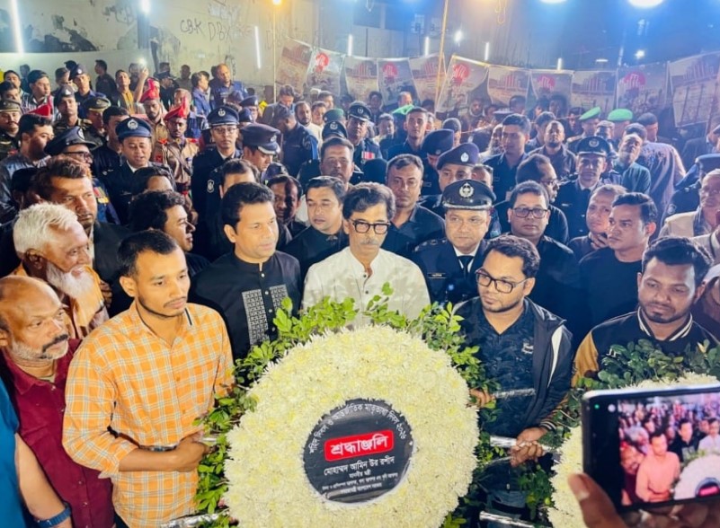 একুশের প্রথম প্রহরে বিনম্র শ্রদ্ধায় সিক্ত কুমিল্লা কেন্দ্রীয় শহীদ মিনার