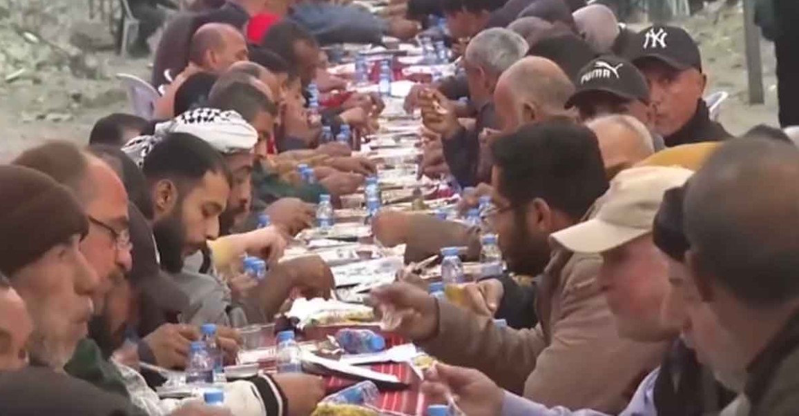 তাঁবুতে ইফতার ও স্বজন হারানোর হাহাকার: ধ্বংসস্তূপের মাঝে গাজার রমজান