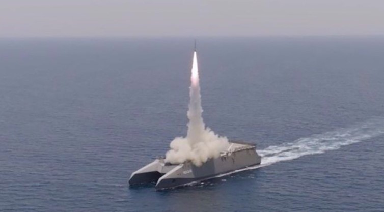 সমুদ্র থেকে দূরপাল্লার ক্ষেপণাস্ত্র ছুড়ল ইরান