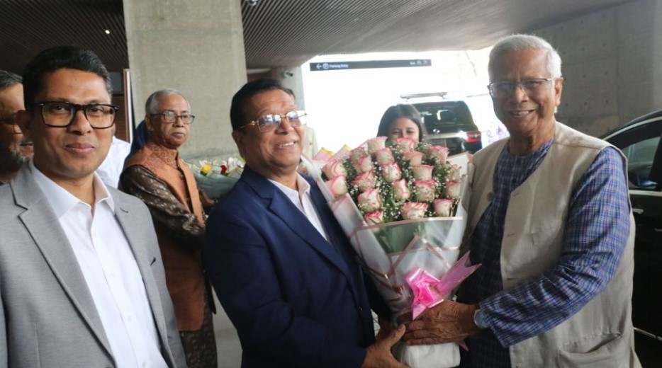 দায়িত্ব শেষে চিরচেনা আঙ্গিনায় ড. ইউনূস: ফিরলেন কর্মস্থলে