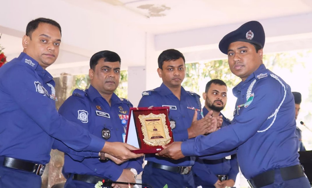 সাতক্ষীরা জেলা পুলিশের বিশেষ সম্মাননা পেলেন কনস্টেবল আসাদুজ্জামান