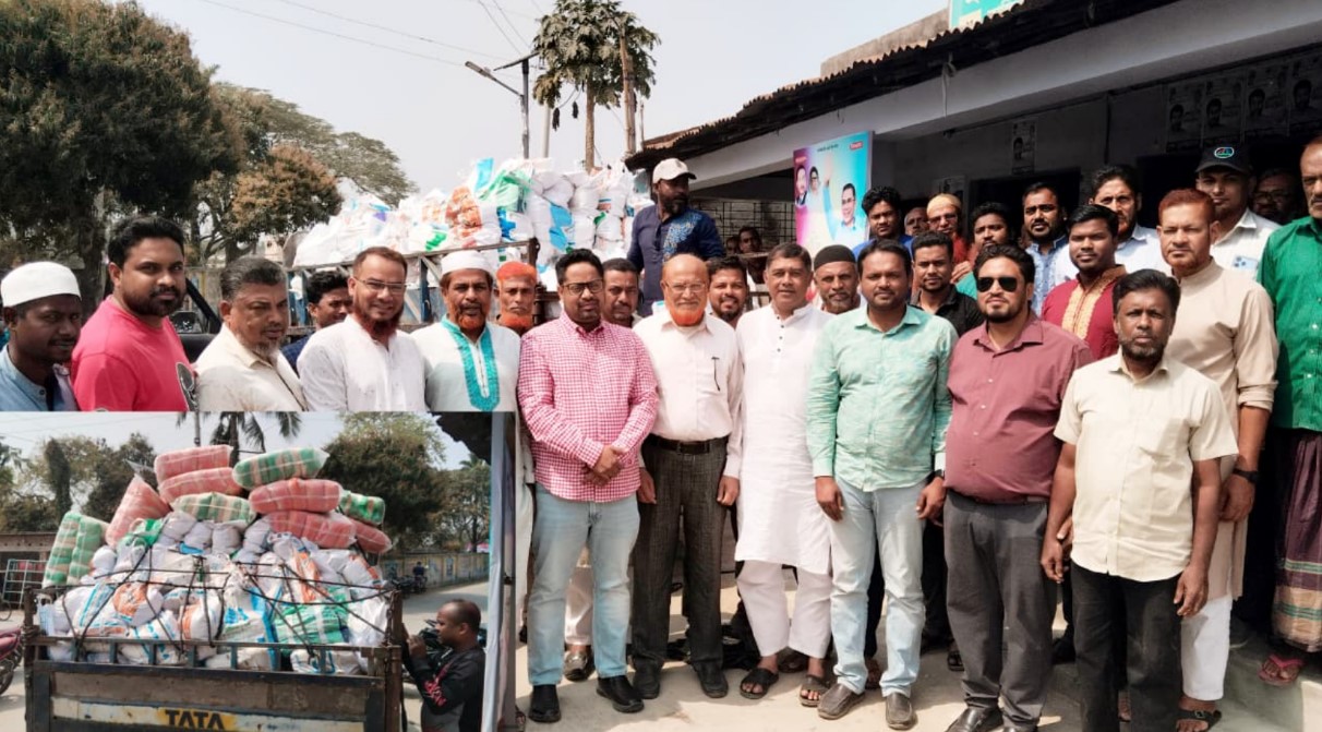 কালিগঞ্জে ১৬ শতাধিক পরিবারের মাঝে ইঞ্জিনিয়ার মুকুলের ইফতার সামগ্রী বিতরণ