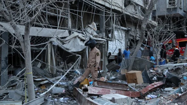 ২৪ ঘণ্টায় ১০৪টি হামলা: ধ্বংসস্তূপে পরিণত হচ্ছে ইরানের শহরগুলো