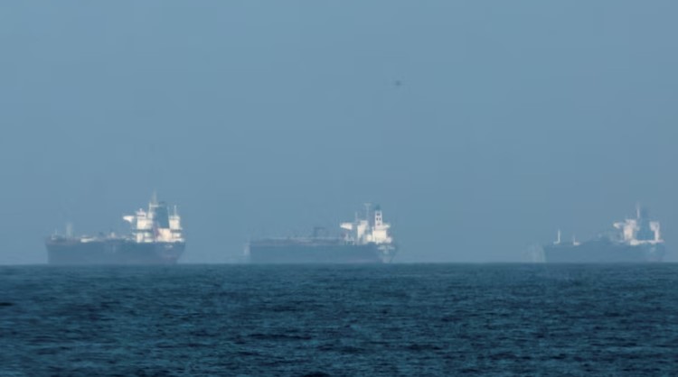 কুয়েত উপকূলে বিস্ফোরণে চুরমার তেলবাহী জাহাজ