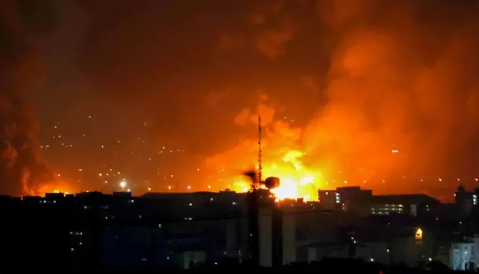 তেহরানের আকাশে কালো ধোঁয়া: বিমানবন্দরের ভেতরে জ্বলছে সারিবদ্ধ বিমান