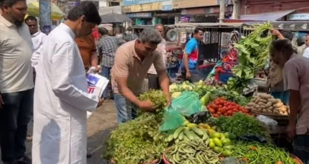 কুমিল্লায় কাঁচাবাজার পরিদর্শনে কৃষিমন্ত্রী
