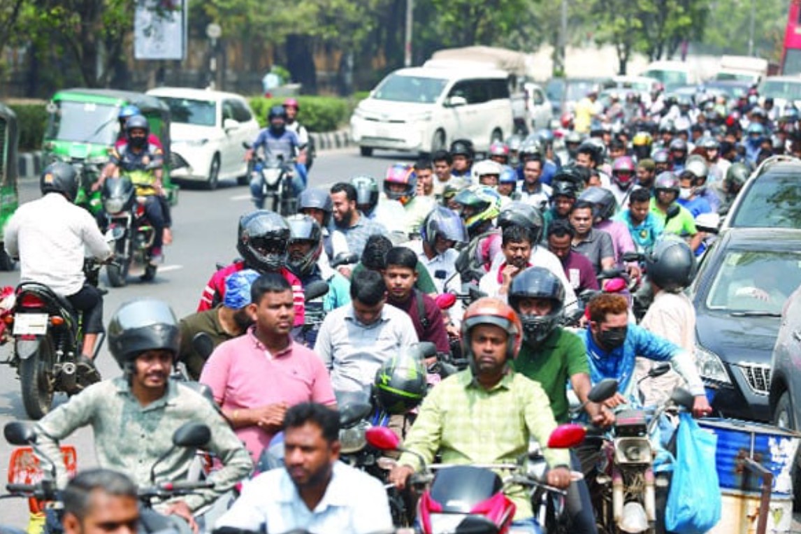 তেল নিয়ে তুঘলকি কাণ্ড! পিজি হাসপাতাল পর্যন্ত ঠেকেছে শাহবাগের পাম্পের লাইন