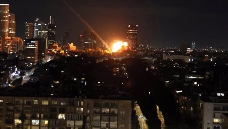 ইসরায়েলে জরুরি অবস্থা: ইরানের ক্ষেপণাস্ত্র বৃষ্টির মুখে দিশেহারা আইডিএফ