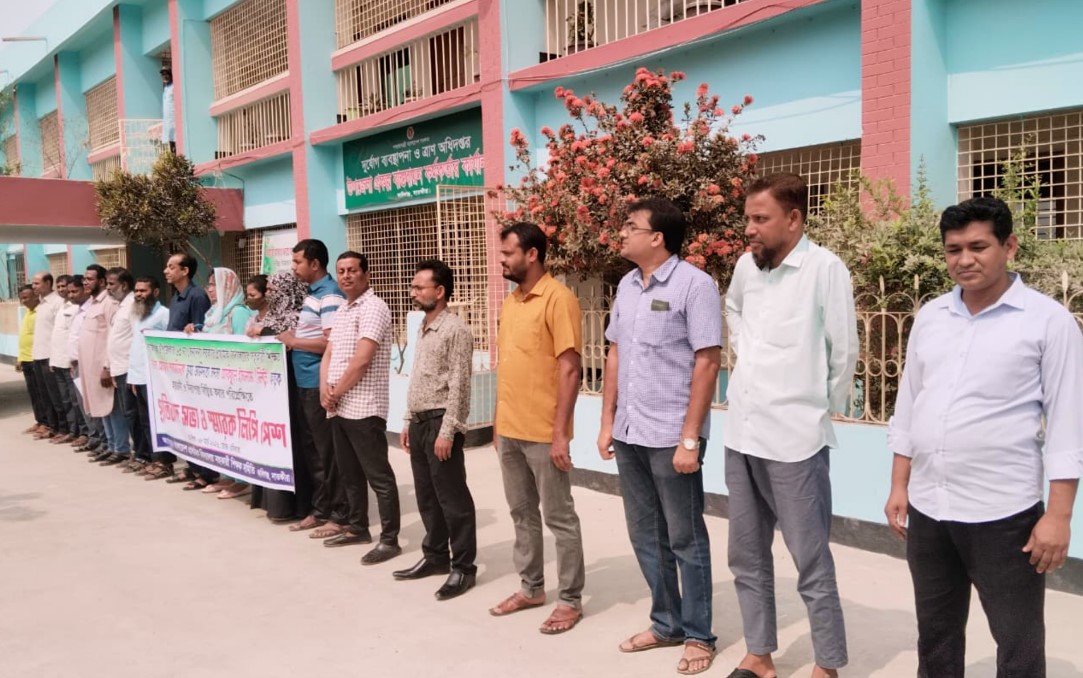 পরীক্ষা চলাকালে শিক্ষিকাকে মারধর! সাতক্ষীরায় দোষীদের শাস্তির দাবিতে মানববন্ধন