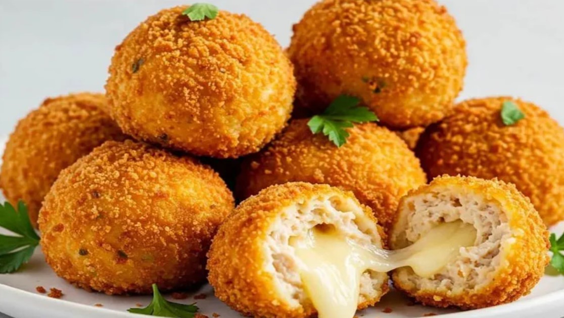 ইফতারে চাই নতুন কিছু? ঝটপট বানিয়ে ফেলুন মুচমুচে চিকেন চিজ বল