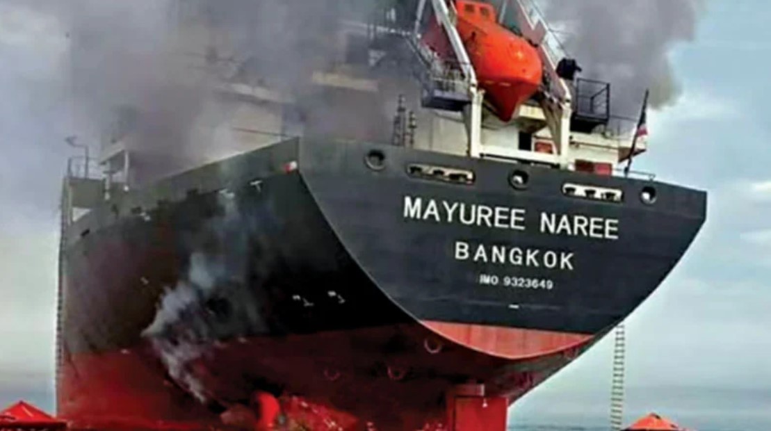 মাইন আতঙ্ক ও ক্ষেপণাস্ত্রের গর্জন: যুদ্ধের উত্তপ্ত কেন্দ্রবিন্দুতে হরমুজ প্রণালি