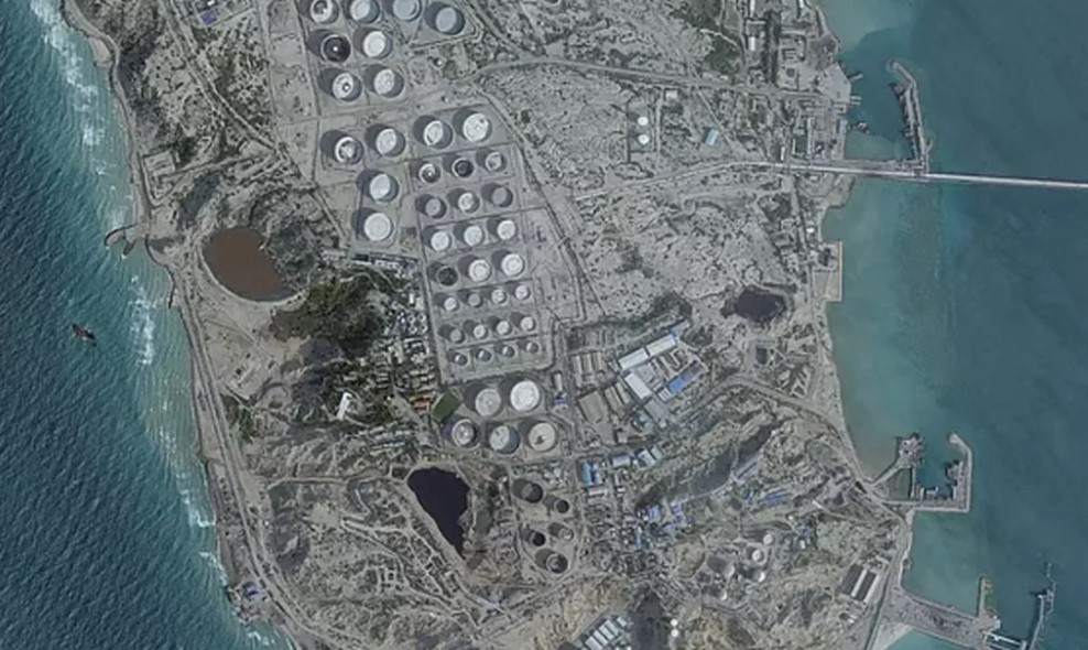 মধ্যপ্রাচ্যে মার্কিন ইতিহাসের ‘শক্তিশালী’ বিমান হামলা: কাঁপছে ইরানের খারগ দ্বীপ