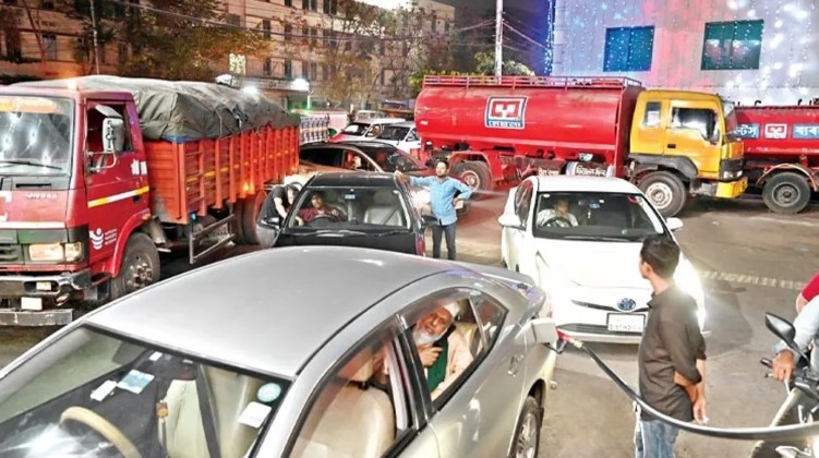 অতিরিক্ত দাম নিলেই কঠোর শাস্তি! জ্বালানি বাজার নিয়ন্ত্রণে সরকারের বড় সিদ্ধান্ত