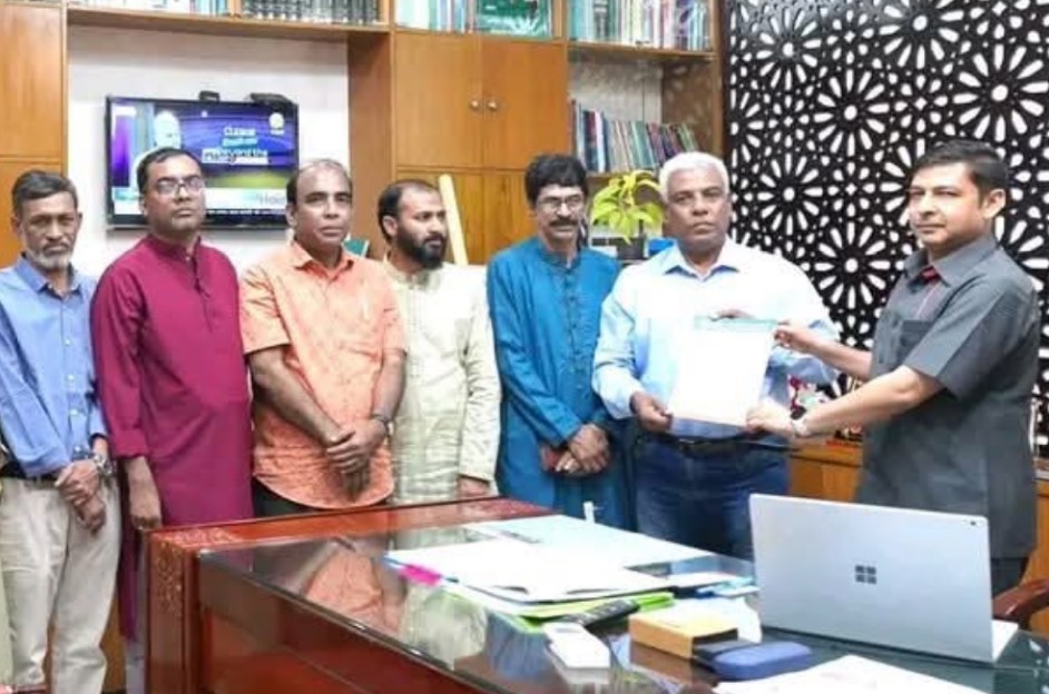 কালুরঘাট সেতুর কাজ দ্রুত বাস্তবায়নের লক্ষ্যে চট্টগ্রাম বিভাগীয় কমিশনারকে স্মারকলিপি প্রদান