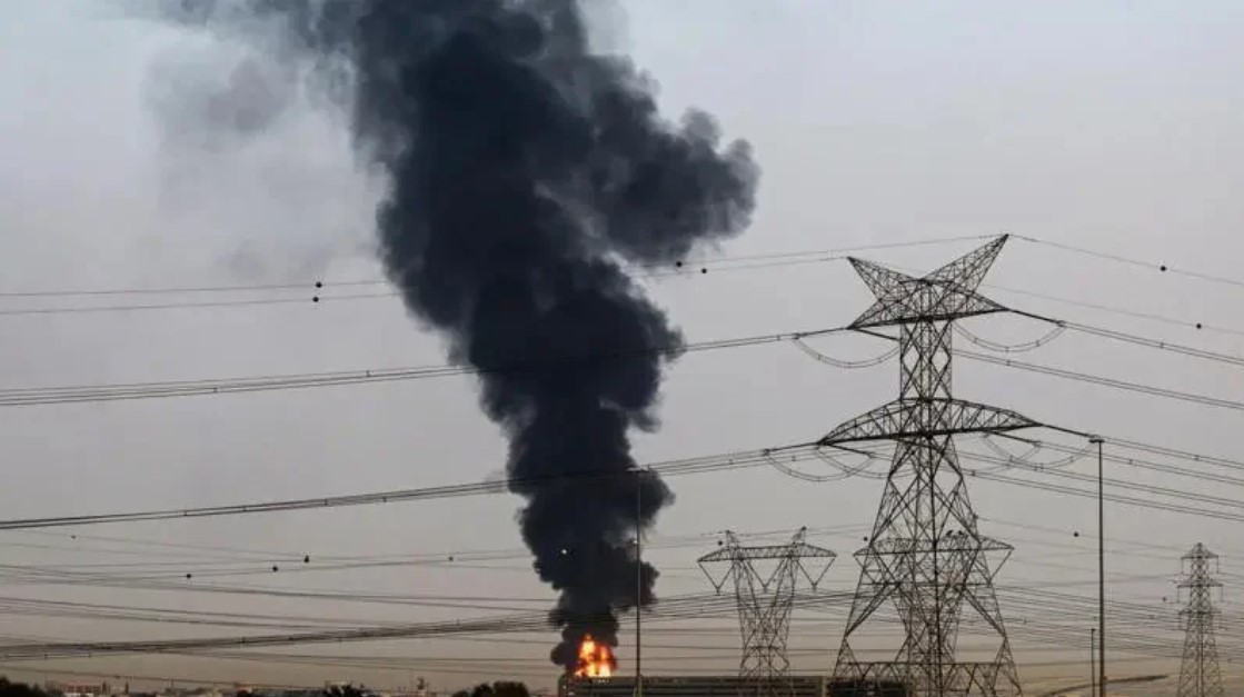 দুবাই বিমানবন্দরে আগুনের লেলিহান শিখা: ড্রোন হামলায় অচল আকাশপথ