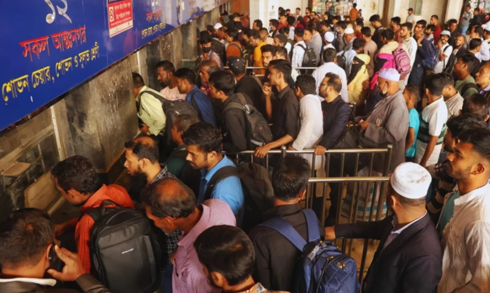 নাড়ির টানে বাড়ি ফেরা: মঙ্গলবার ভোর থেকে কমলাপুরে তিল ধারণের ঠাঁই নেই