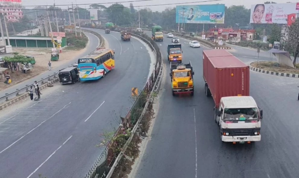 ঢাকা-টাঙ্গাইল মহাসড়কে নেই চিরচেনা যানজট: স্বস্তিতে বাড়ি ফিরছে মানুষ