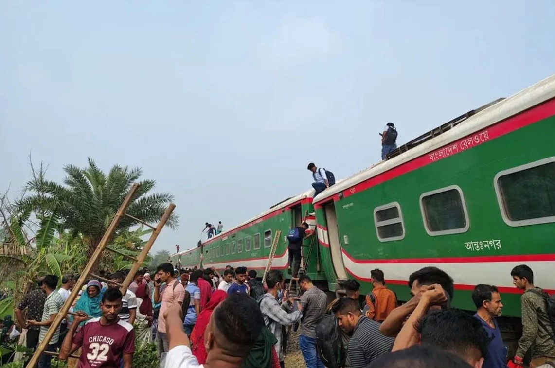 উত্তরবঙ্গের সাথে ঢাকার রেল যোগাযোগ বিচ্ছিন্ন: নীলসাগর এক্সপ্রেসে বড় দুর্ঘটনা