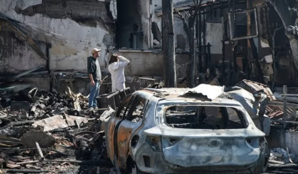 আগুনে পুড়ছে যানবাহন, ধ্বংসস্তূপ সরাচ্ছে পুলিশ: বুধবার ভোরে উত্তপ্ত ইসরায়েল