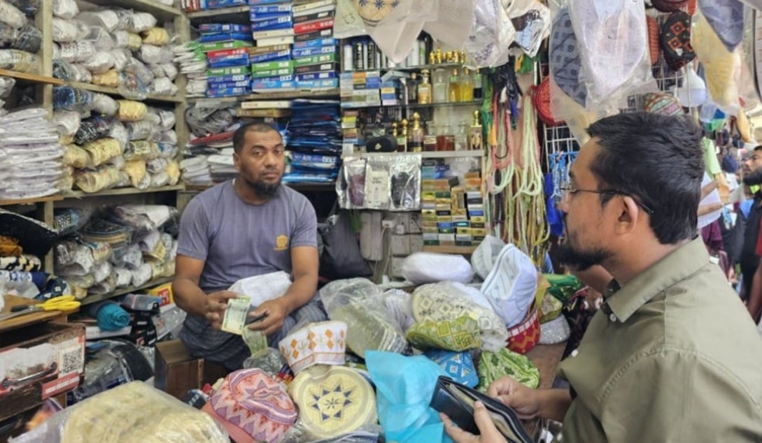 কুমিল্লা শেষ সময়ে জমজমাট আতর-টুপির বাজার