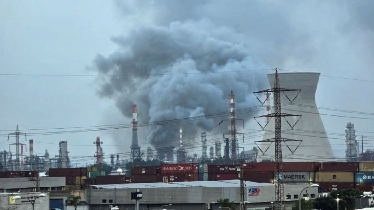 ইরানের হামলায় ইসরাইলের তেল শোধনাগারে আগুন