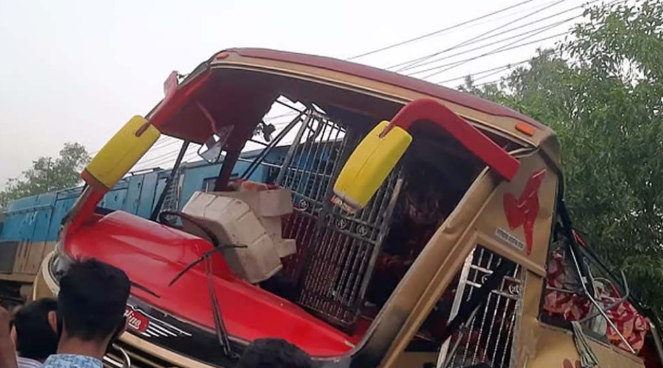 কুমিল্লায় ট্রেনের ধাক্কায় বাস লণ্ডভণ্ড: ৩ শিশু ও ২ নারীসহ ঝরল ১২ প্রাণ