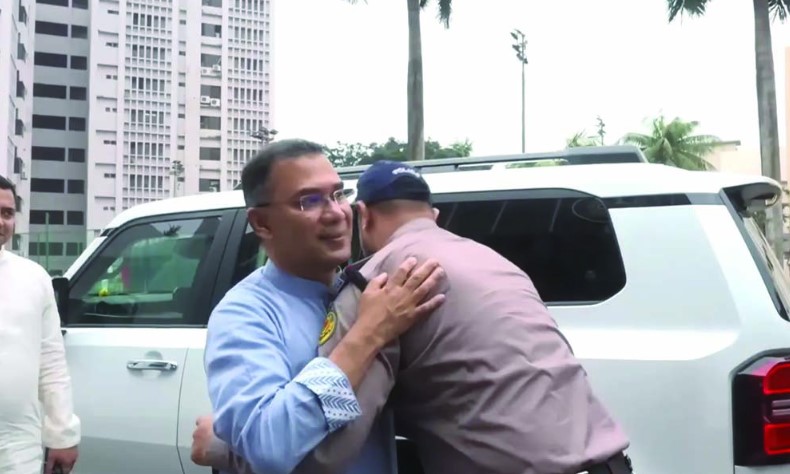 প্রটোকল ভেঙে কোলাকুলি: তারেক রহমানের অমায়িক আচরণে মুগ্ধ নেট দুনিয়া