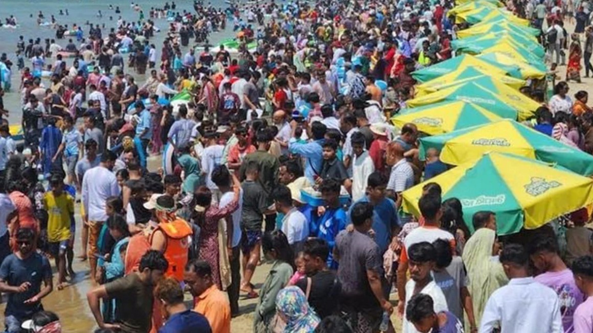 ঈদের দ্বিতীয় দিনে কক্সবাজারে লাাখো মানুষের ঢল: প্রতিটি পয়েন্টে উপচে পড়া ভিড়