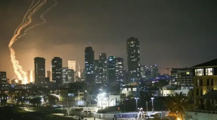 ইসরায়েল ও আমিরাত লক্ষ্য করে ইরানের ঝাঁকে ঝাঁকে ক্ষেপণাস্ত্র