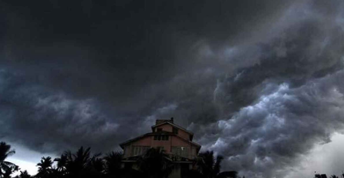 দেশের আকাশে কালো মেঘের ঘনঘটা; ১৯ অঞ্চলে ঝোড়ো হাওয়ার অ্যালার্ট