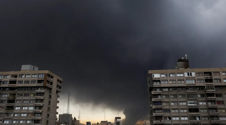 তেহরানজুড়ে ইসরায়েল-মার্কিন বিমান হামলা: বিস্ফোরণে প্রকম্পিত ইরানের রাজধানী